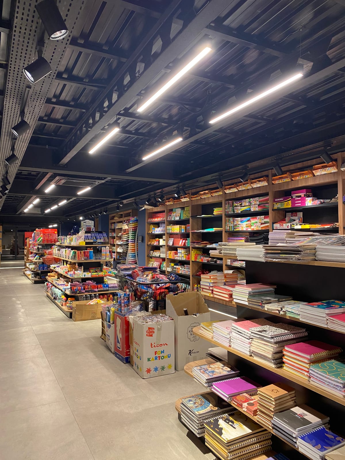 Paksoy Kitap Kırtasiye mağaza içi